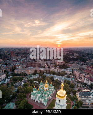 Luftaufnahme von St. Sophia Kathedrale bei Sonnenuntergang in Kiew, Ukraine. Touristische Sehenswürdigkeit. Ukrainischen Barock Stockfoto