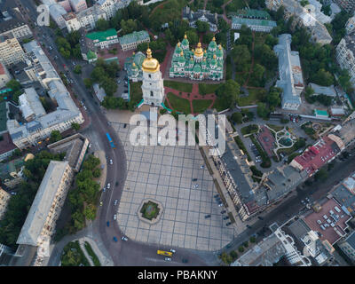 Luftaufnahme von Sofievskaya Square und St. Sophia Kathedrale in Kiew, Ukraine. Touristische Sehenswürdigkeit. Ukrainischen Barock Stockfoto