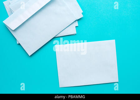 Weiß mail Briefumschläge mock up auf blauem Hintergrund Stockfoto