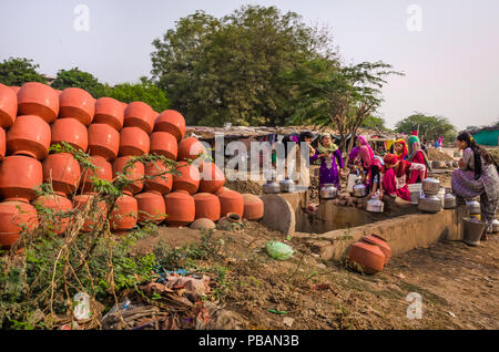 AHMEDABAD, Indien - Dezember 10, 2017: Unbekannter muslimischen potter Frauen aus dem Dorf Makarba Sammeln von Wasser aus einer Wasser-versorgung in der Nähe gut zu sammeln Stockfoto