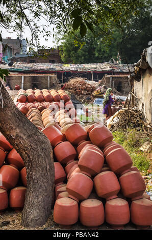 AHMEDABAD, Indien - Dezember 10, 2017: Blick auf den Vorgarten der Töpfer home und Sammlung von Fayencen Ton Wasser Töpfe bereit zum Markt geliefert. Stockfoto