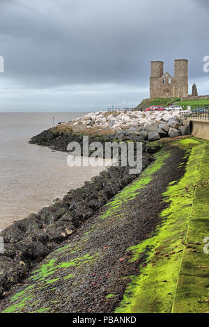 Die Doppeltürme der St. Marys Church, Reculver, Kent, Großbritannien. Stockfoto