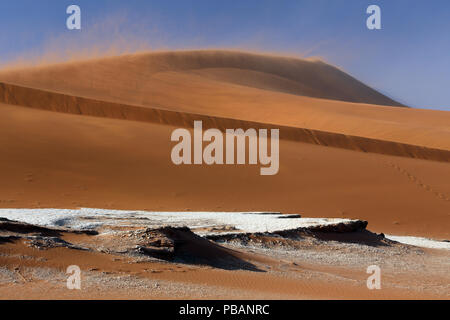 Big Daddy, mit 325 m die höchste Sanddüne der Welt, Wüste Namib, Namibia. Stockfoto