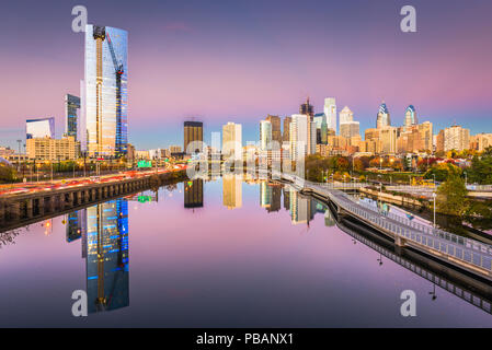 Philadelphia, Pennsylvania, USA Downtown Skyline der Stadt auf dem Schuylkill River in der Dämmerung. Stockfoto