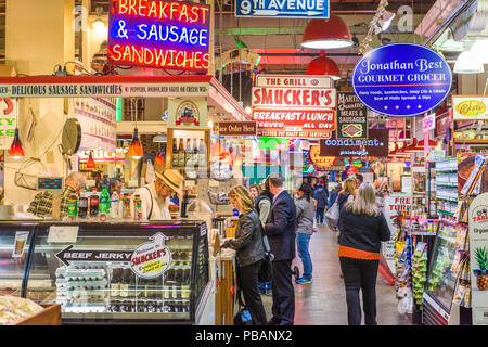 PHILADELPHIA, PENNSYLVANIA - November 18, 2016: Anbieter und Kunden in Reading Terminal Market. Der historische Markt ist eine beliebte Attraktion für culi Stockfoto