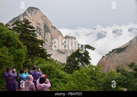 Die Leute, die ein Bild von einem Meer von Wolken in Hua Shan Berg in der Provinz Shaanxi in der Volksrepublik China Stockfoto