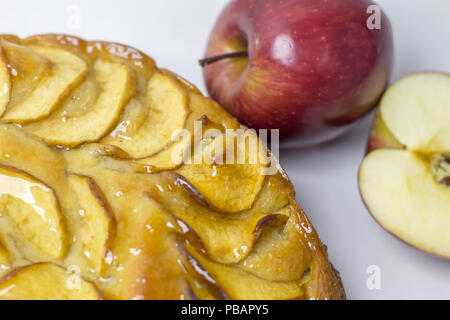 Apfelkuchen Tarte, Inhaltsstoffe - Äpfel auf weißem Hintergrund - Ansicht von oben Stockfoto