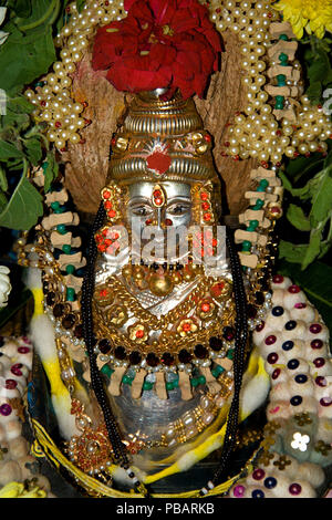 Hinduistische Tradition der Verehrung dekoriert Silber Idol der Gottheit Lakshmi auf Vara Mahalakshmi Tag Stockfoto