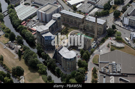 Luftaufnahme der Weberei Halle & Vivo-Hotel in der Nähe von Saltaire, Shipley, Bradford, West Yorkshire Stockfoto