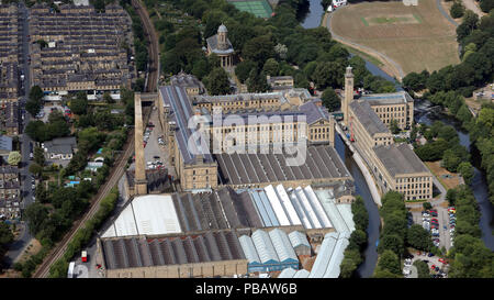 Luftaufnahme von Salzen Mühle & Saltaire URD Kirche, Shipley, Bradford, West Yorkshire Stockfoto