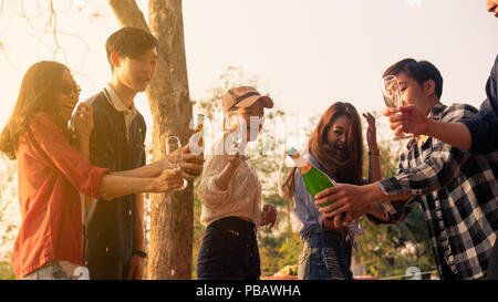 Die Hände des Menschen in der Gruppe der Freunde Eröffnung Champagner für Feiern. Stockfoto