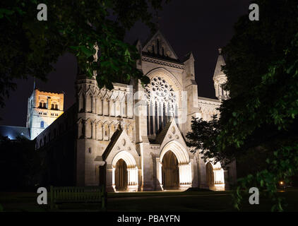 Beliebte touristische St Albans Abteikirche in Nacht Lichter Beleuchtung in London, England, Vereinigtes Königreich Stockfoto