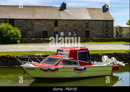 Kleines Motorboot in Ballydehob Hafen, Ballydehob, West Cork, Irland. Stockfoto