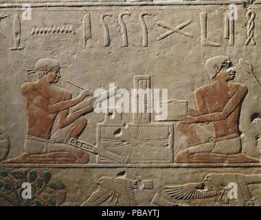 Zwei Schriftgelehrten. Entlastung von der Mastaba des Akhethotep in Sakkara, Altes Reich, 5. Dynastie. Museum: Ägyptisches Museum, Kairo. Stockfoto