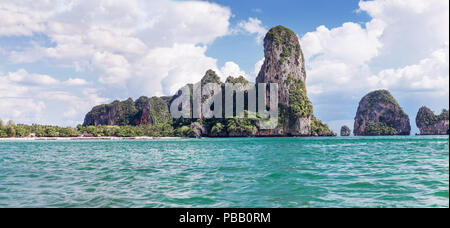 Beliebte Reise tropische karst Felsen ideal zum Klettern Railay Beach, Provinz Krabi, Thailand Stockfoto