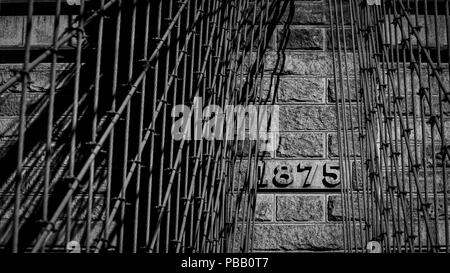 Das Datum, 1875, auf der Brooklyn Bridge in New York City. Stockfoto