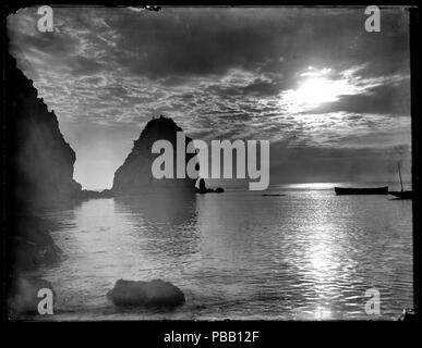 . Englisch: Moonlight über dem Wasser und Zuckerhut rock im Santa Catalina Island, ca. 1900 Foto von Moonlight über dem Wasser und Zuckerhut in Santa Catalina Island, ca. 1900. In der Mitte, die hohen Felsen der ugarloaf' abgebildet ist, Metall guard Geländer angebracht zu ihren Höhepunkt. Weiter rechts, kleine Boote gesehen können im Wasser verankert werden. Auf der linken Seite, eine Felswand gesehen werden kann. Rufnummer: CHS-9 Fotograf: Pierce, C.C. (Charles C.), 1861-1946 Dateiname: CHS-9 Abdeckung Datum: ca. 1900 Teil der Sammlung: California Historical Society Collection, 1860-1960 Format: Glasplatte negative Art: Bilder Stockfoto