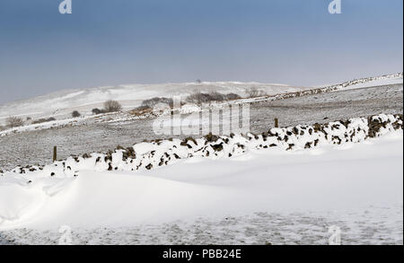 Schneeverwehungen auf der Rückseite der Dystone Wände gebildet, nachdem ein Schneesturm in den Yorkshire Dales, UK. Stockfoto