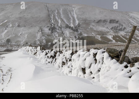 Schneeverwehungen auf der Rückseite der Dystone Wände gebildet, nachdem ein Schneesturm in den Yorkshire Dales, UK. Stockfoto