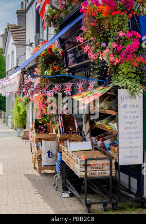 Obst- und Gemüsehändler Shop in der High Street, Crickhowell, Powys, Wales Stockfoto