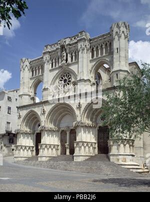 FACHADA NEOGOTICA DE LA CATEDRAL DE CUENCA CONSTRUIDA A PRINCIPIOS DEL SIGLO XX. Autor: Vicente Lampérez y Romea (1861-1923). Lage: CATEDRAL - AUSSEN, Waschbecken, Cuenca, Spanien. Stockfoto