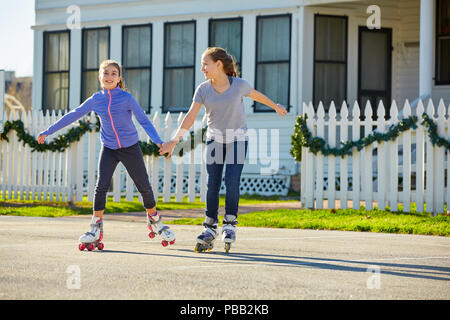 Jugendlich Mädchen Gruppe rolling Skate in der Straße im Freien Stockfoto