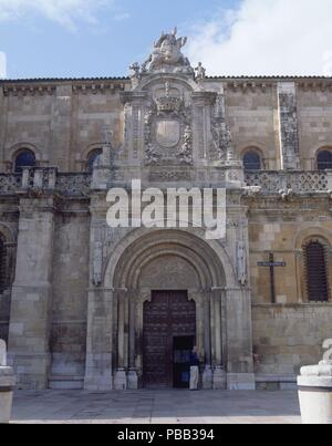 REMATADA PORTADA DEL CORDERO CON LA ESTATUA ECUESTRE DE SAN ISIDORO - ROMANICO/RENACENTISTA. Lage: COLEGIATA DE SAN ISIDORO, Leon, Spanien. Stockfoto