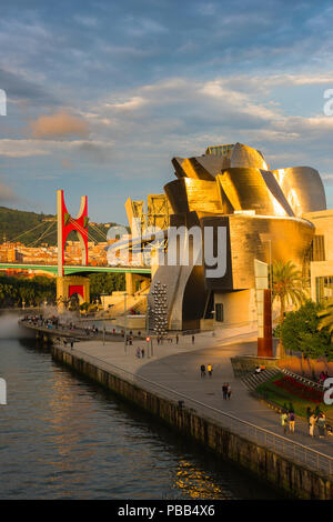Guggenheim Museum Bilbao, Blick bei Sonnenuntergang der Frank Gehry entworfen, Guggenheim Museum (Museo Guggenheim) im Zentrum von Bilbao, Spanien. Stockfoto