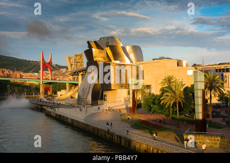 Guggenheim Bilbao Spanien, Aussicht bei Sonnenuntergang der Frank Gehry entworfen, Guggenheim Museum (Museo Guggenheim) im Zentrum von Bilbao, Spanien. Stockfoto