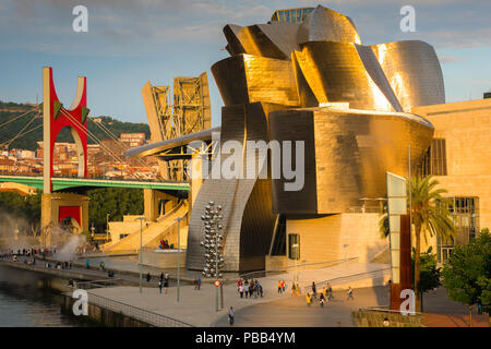 Spanien Reise Stadt Sommer, bunte Blick bei Sonnenuntergang auf das von Frank Gehry entworfene Guggenheim Museum im Zentrum von Bilbao, Nordspanien. Stockfoto