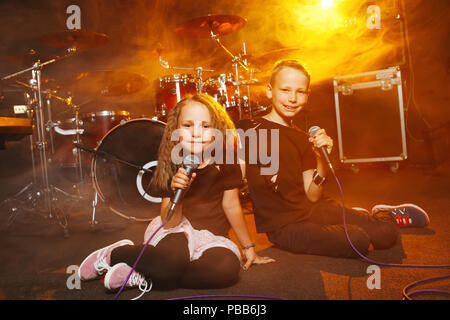 Kleine Jungen und Mädchen singen in Recording Studio Stockfoto