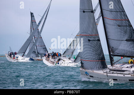 Segel Boote laufen während des Ilhabela Segeln Woche Stockfoto