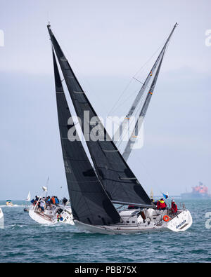 Segel Boote laufen während des Ilhabela Segeln Woche Stockfoto