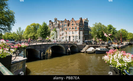 Sloop Boot in der Nähe krumme Grachtenhäusern an der Brouwersgracht, Amsterdam, Niederlande Stockfoto