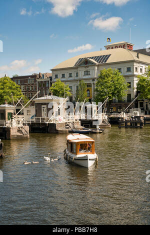 Theater "Carré" mit im Vordergrund 'Amstelsluizen' in Amsterdam. Stockfoto