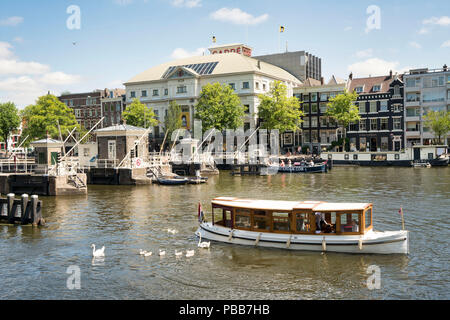 Theater "Carré" mit im Vordergrund 'Amstelsluizen' in Amsterdam. Stockfoto