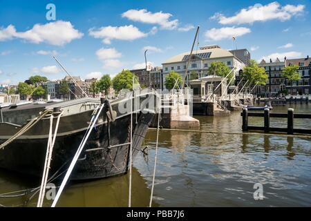 Theater "Carré" mit im Vordergrund 'Amstelsluizen' in Amsterdam. Stockfoto