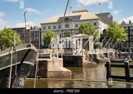 Theater "Carré" mit im Vordergrund 'Amstelsluizen' in Amsterdam. Stockfoto