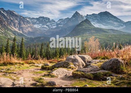 Wunderschöne Aussicht auf die Hohe Tatra bei Sonnenuntergang im Herbst, Polen Stockfoto