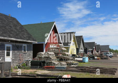 Foto der hübschen Fischerort Pattaya mit seinen bunt bemalten Häuser und Geschäfte von Hummer fallen und Angelausrüstung umgeben. Stockfoto