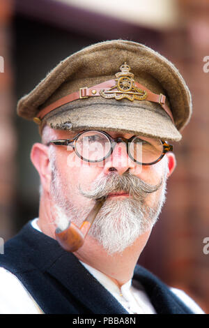 Nahaufnahme, Ansicht von vorne Portrait von distinguished Gentleman tragen militärische Schirmmütze am Wochenende Black Country Museum 1940, Sommer 2018. Stockfoto