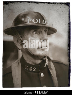 Schwarz & Weiß, Nahaufnahme, der an der Vorderseite liegenden antiken Porträt eines Mannes, in vintage Kriegszeiten Britische Polizei Uniform gekleidet, Black Country Museum 1940 die Veranstaltung. Stockfoto