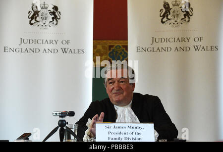 Sir James Munby, hält eine Pressekonferenz am Tag seines Ausscheidens aus dem Amt als Präsident der Familie, auf die Royal Courts of Justice in London, wo er sagte, sagte, das Parlament braucht Scheidungsrecht zu reformieren. Stockfoto