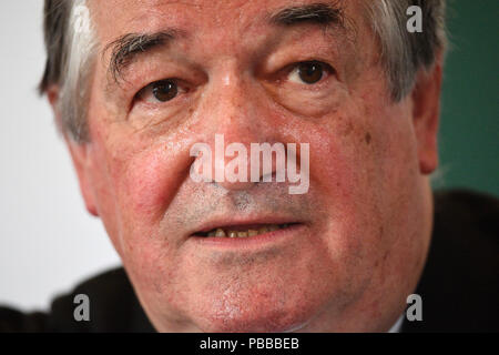 Sir James Munby, hält eine Pressekonferenz am Tag seines Ausscheidens aus dem Amt als Präsident der Familie, auf die Royal Courts of Justice in London, wo er sagte, sagte, das Parlament braucht Scheidungsrecht zu reformieren. Stockfoto