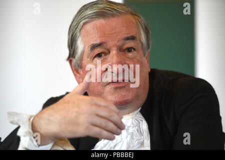 Sir James Munby, hält eine Pressekonferenz am Tag seines Ausscheidens aus dem Amt als Präsident der Familie, auf die Royal Courts of Justice in London, wo er sagte, sagte, das Parlament braucht Scheidungsrecht zu reformieren. Stockfoto