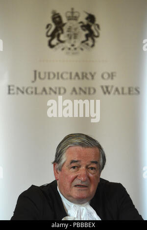 Sir James Munby, hält eine Pressekonferenz am Tag seines Ausscheidens aus dem Amt als Präsident der Familie, auf die Royal Courts of Justice in London, wo er sagte, sagte, das Parlament braucht Scheidungsrecht zu reformieren. Stockfoto