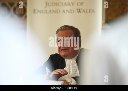 Sir James Munby, hält eine Pressekonferenz am Tag seines Ausscheidens aus dem Amt als Präsident der Familie, auf die Royal Courts of Justice in London, wo er sagte, sagte, das Parlament braucht Scheidungsrecht zu reformieren. Stockfoto