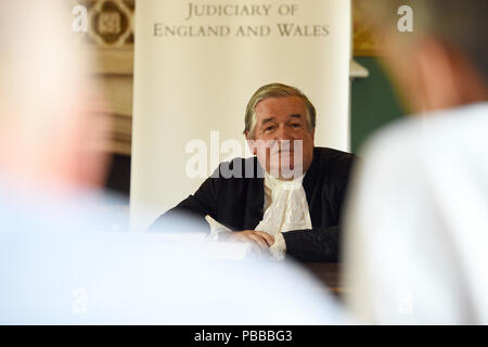 Sir James Munby, hält eine Pressekonferenz am Tag seines Ausscheidens aus dem Amt als Präsident der Familie, auf die Royal Courts of Justice in London, wo er sagte, sagte, das Parlament braucht Scheidungsrecht zu reformieren. Stockfoto