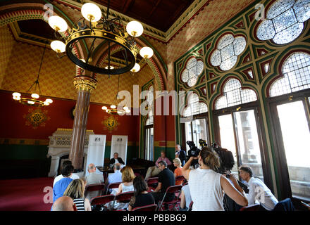 Sir James Munby, hält eine Pressekonferenz am Tag seines Ausscheidens aus dem Amt als Präsident der Familie, auf die Royal Courts of Justice in London, wo er sagte, sagte, das Parlament braucht Scheidungsrecht zu reformieren. Stockfoto