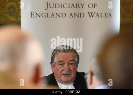 Sir James Munby, hält eine Pressekonferenz am Tag seines Ausscheidens aus dem Amt als Präsident der Familie, auf die Royal Courts of Justice in London, wo er sagte, sagte, das Parlament braucht Scheidungsrecht zu reformieren. Stockfoto